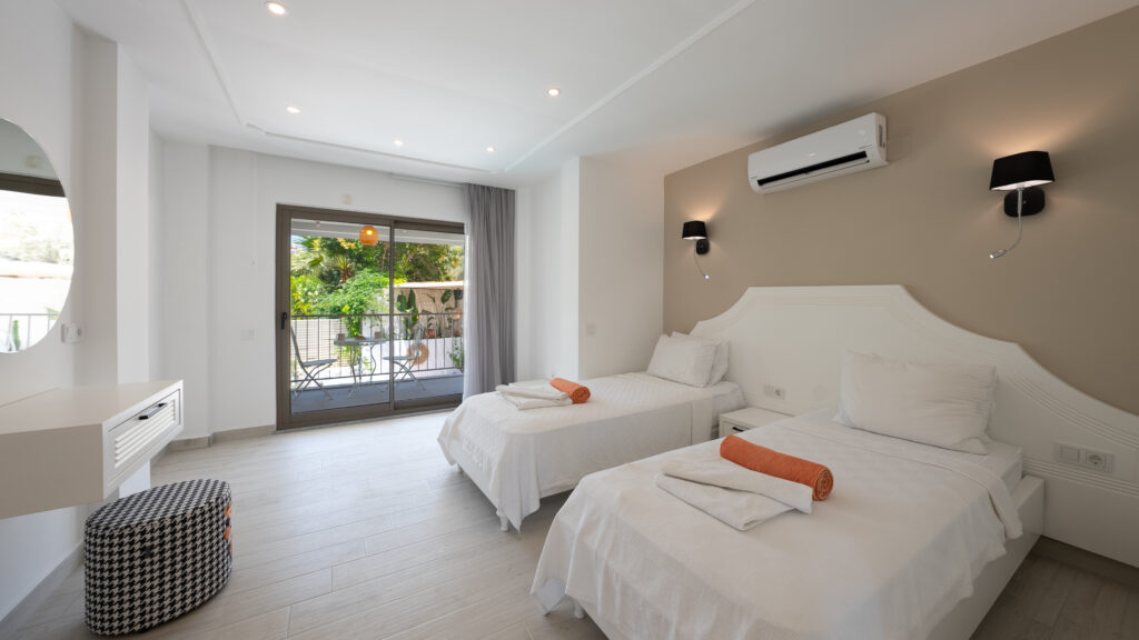 3 Bedroom Semi-Detached Villa with 2 Self Contained Apartments