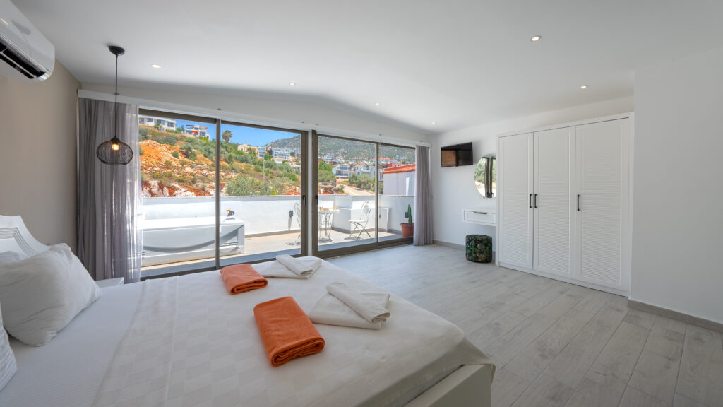 3 Bedroom Semi-Detached Villa with 2 Self Contained Apartments