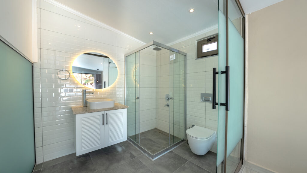 3 Bedroom Semi-Detached Villa with 2 Self Contained Apartments