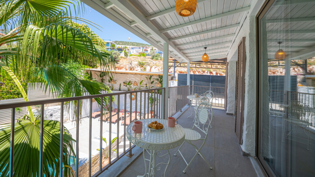 3 Bedroom Semi-Detached Villa with 2 Self Contained Apartments