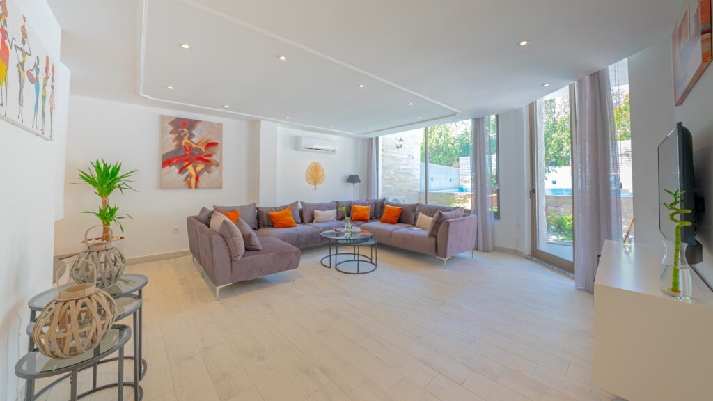 3 Bedroom Semi-Detached Villa with 2 Self Contained Apartments