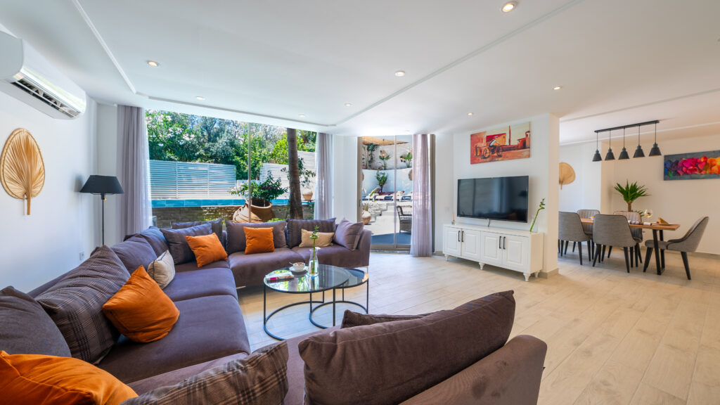 3 Bedroom Semi-Detached Villa with 2 Self Contained Apartments