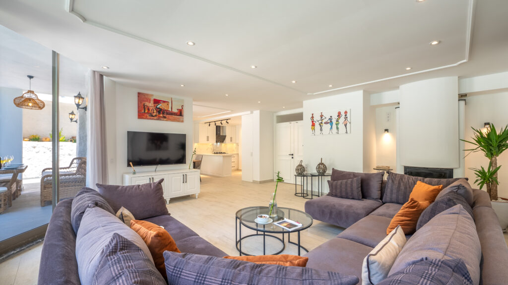 3 Bedroom Semi-Detached Villa with 2 Self Contained Apartments