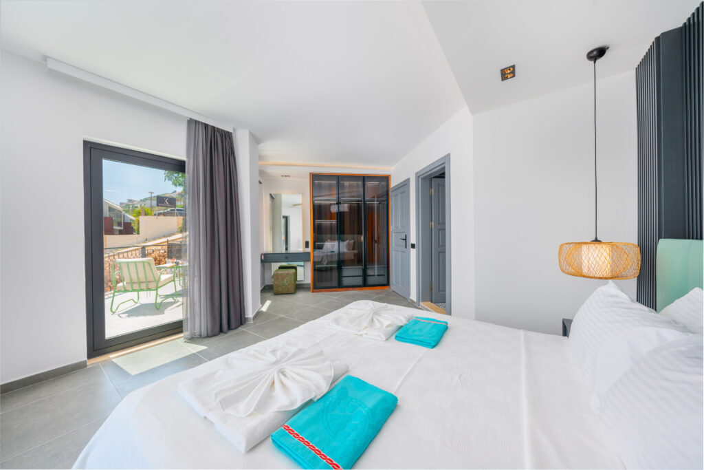 Conveniently Located Modern Detached Four Bedroom Villa