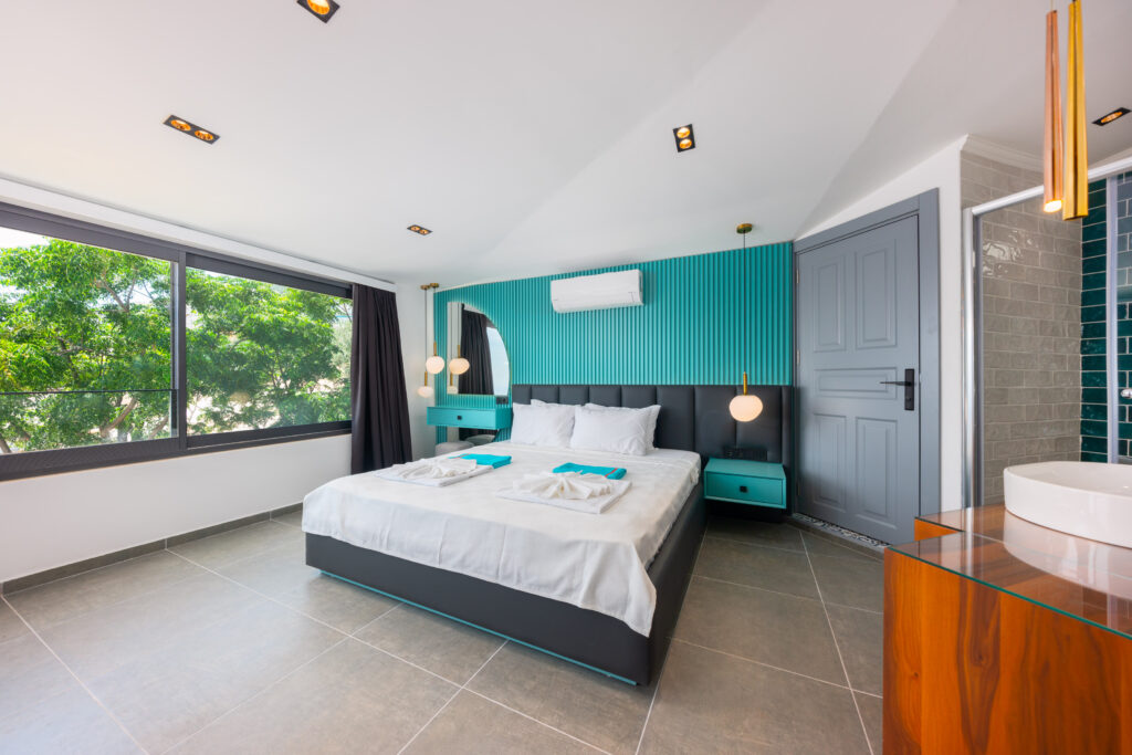 Conveniently Located Modern Detached Four Bedroom Villa