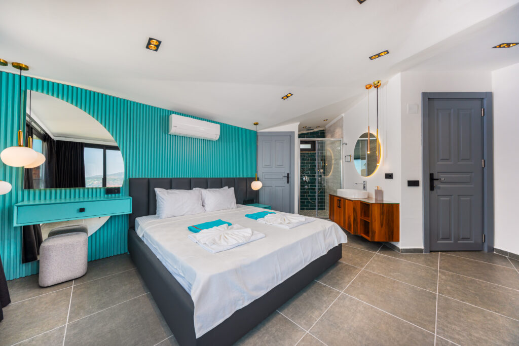 Conveniently Located Modern Detached Four Bedroom Villa