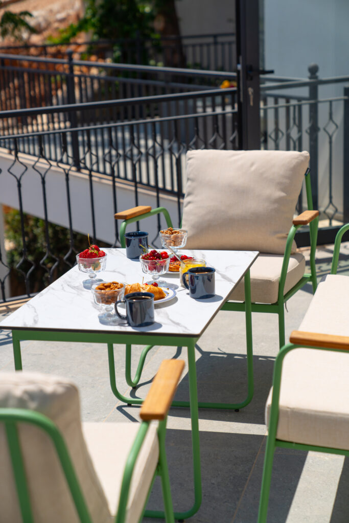 Conveniently Located Modern Detached Four Bedroom Villa