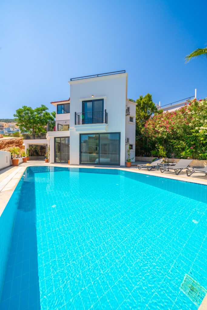 Conveniently Located Modern Detached Four Bedroom Villa
