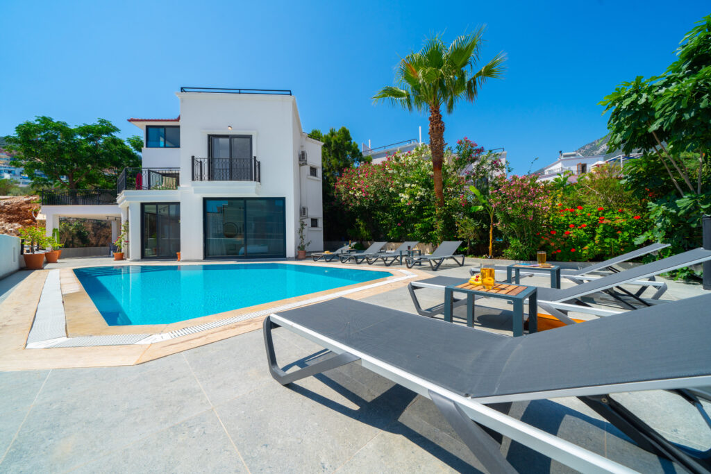 Conveniently Located Modern Detached Four Bedroom Villa