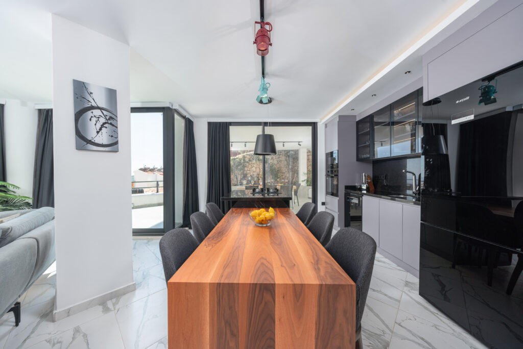 Conveniently Located Modern Detached Four Bedroom Villa