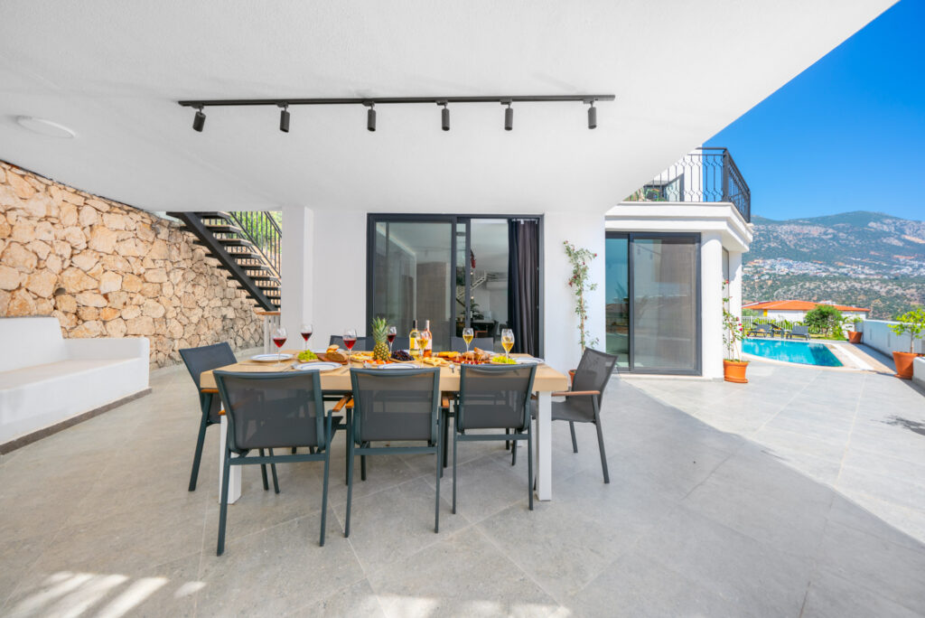 Conveniently Located Modern Detached Four Bedroom Villa