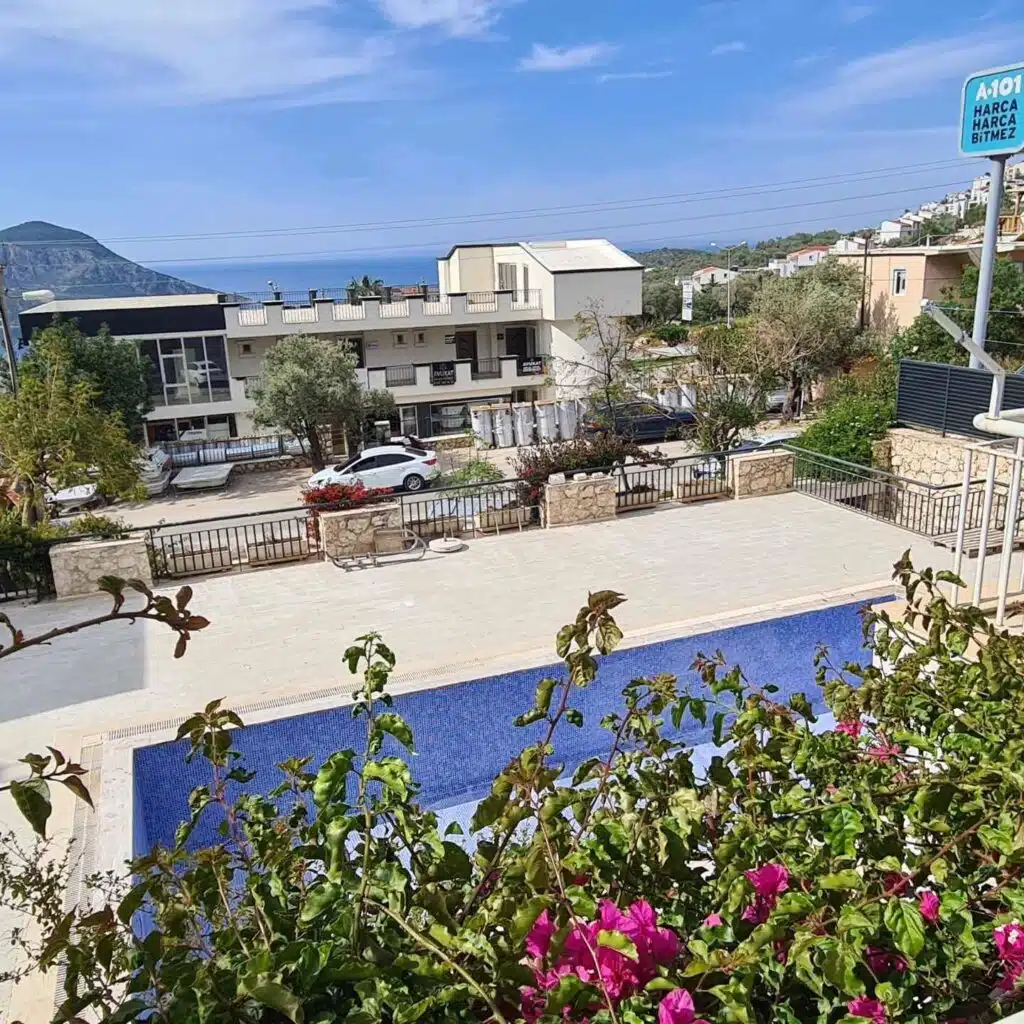 Bargain 3 Bedroom Duplex Apartment with Shared Pool