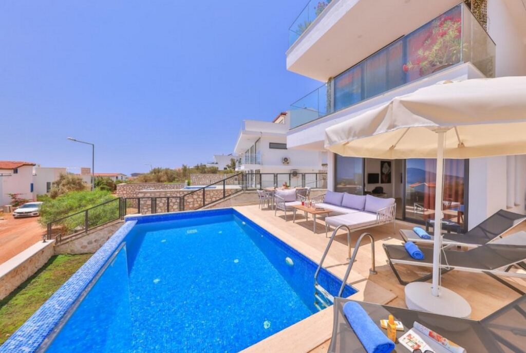 Luxury 3 Bedroom Apartment With 2 Private Swimmig Pools and Garden