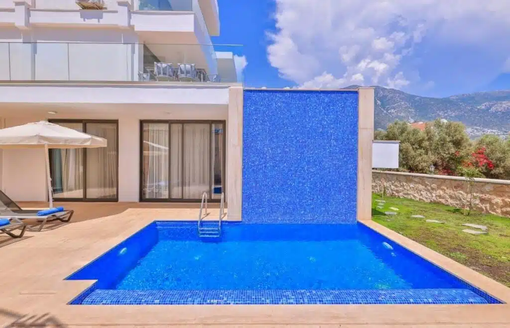 Luxury 3 Bedroom Apartment With 2 Private Swimmig Pools and Garden