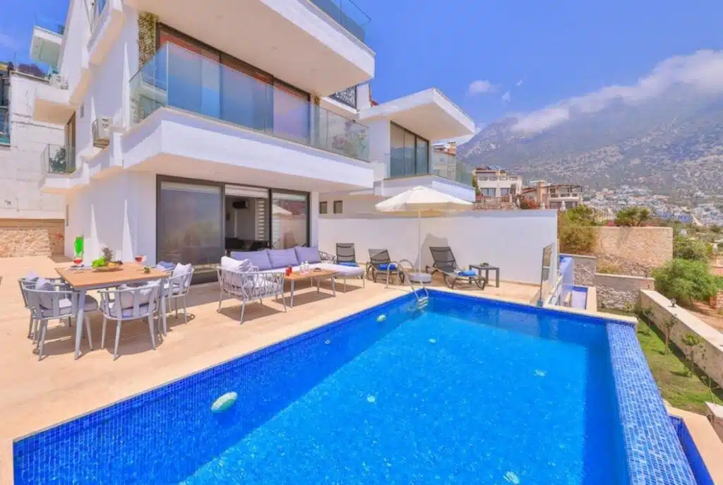 Luxury 3 Bedroom Apartment With 2 Private Swimmig Pools and Garden