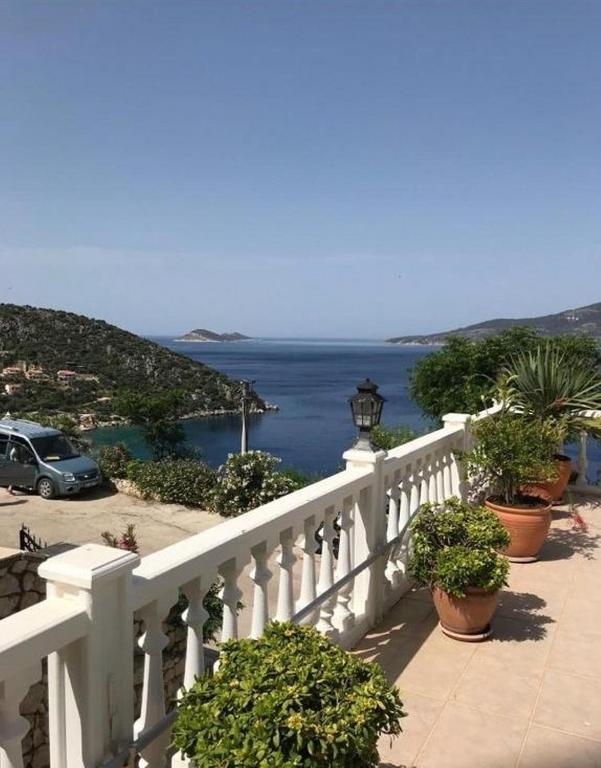 Seafront 2 Bedroom Apartment with Pool