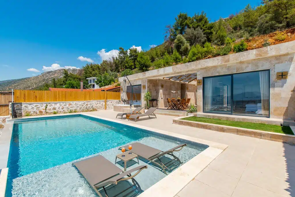 Beautifully Designed 2 Bedroom Villa with 1 Bedroom Self Contained Apartment