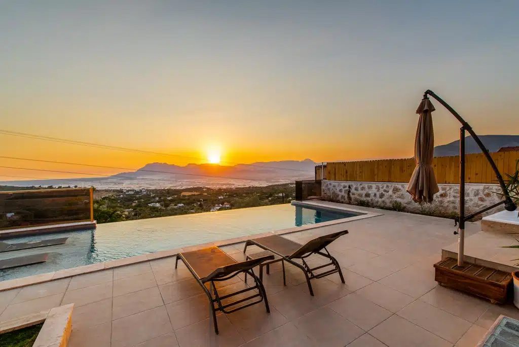 Beautifully Designed 2 Bedroom Villa with 1 Bedroom Self Contained Apartment