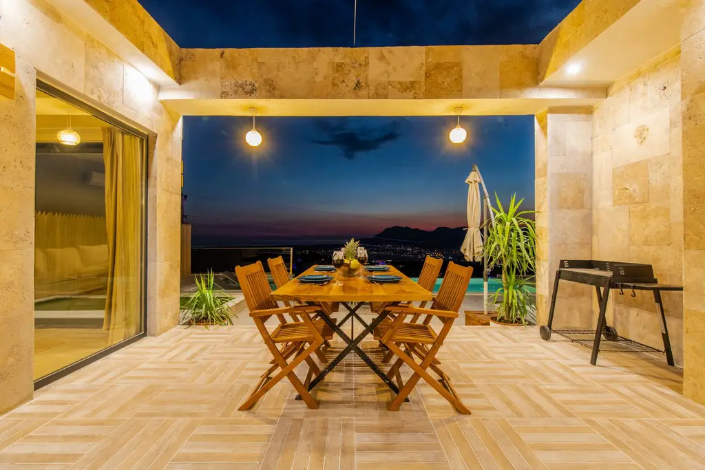 Beautifully Designed 2 Bedroom Villa with 1 Bedroom Self Contained Apartment