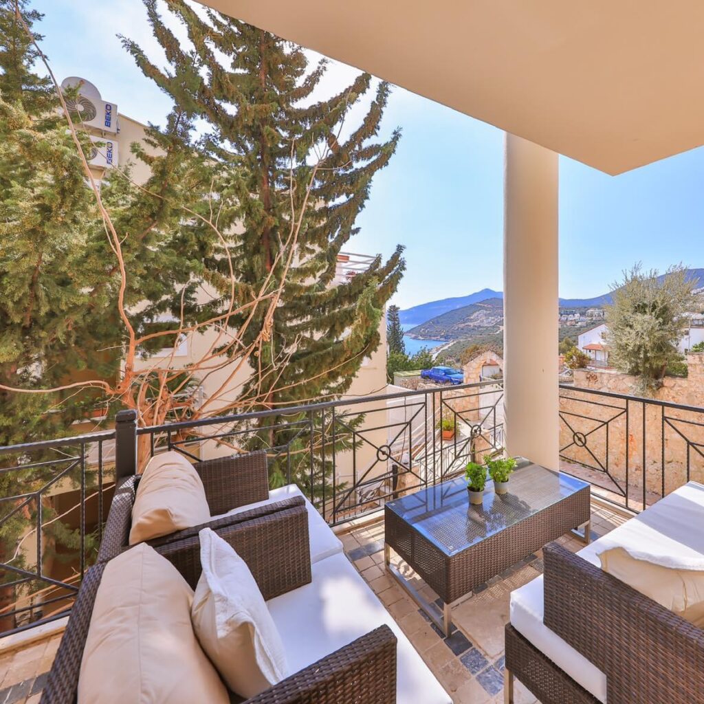 Conveniently Located 2 Bedroom Old Town Apartment with Swimming Pool