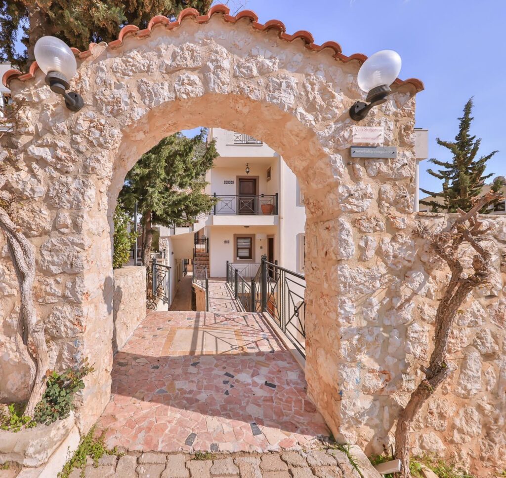 Conveniently Located 2 Bedroom Old Town Apartment with Swimming Pool