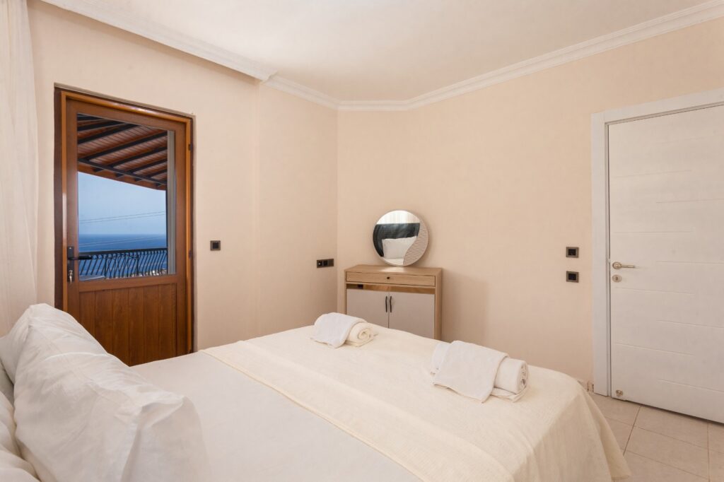 Stylish 3 Bedroom Villa with Panoramic Sea Views