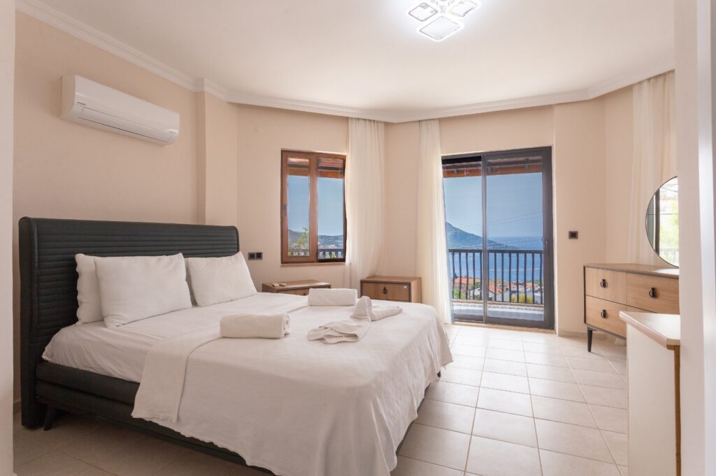 Stylish 3 Bedroom Villa with Panoramic Sea Views